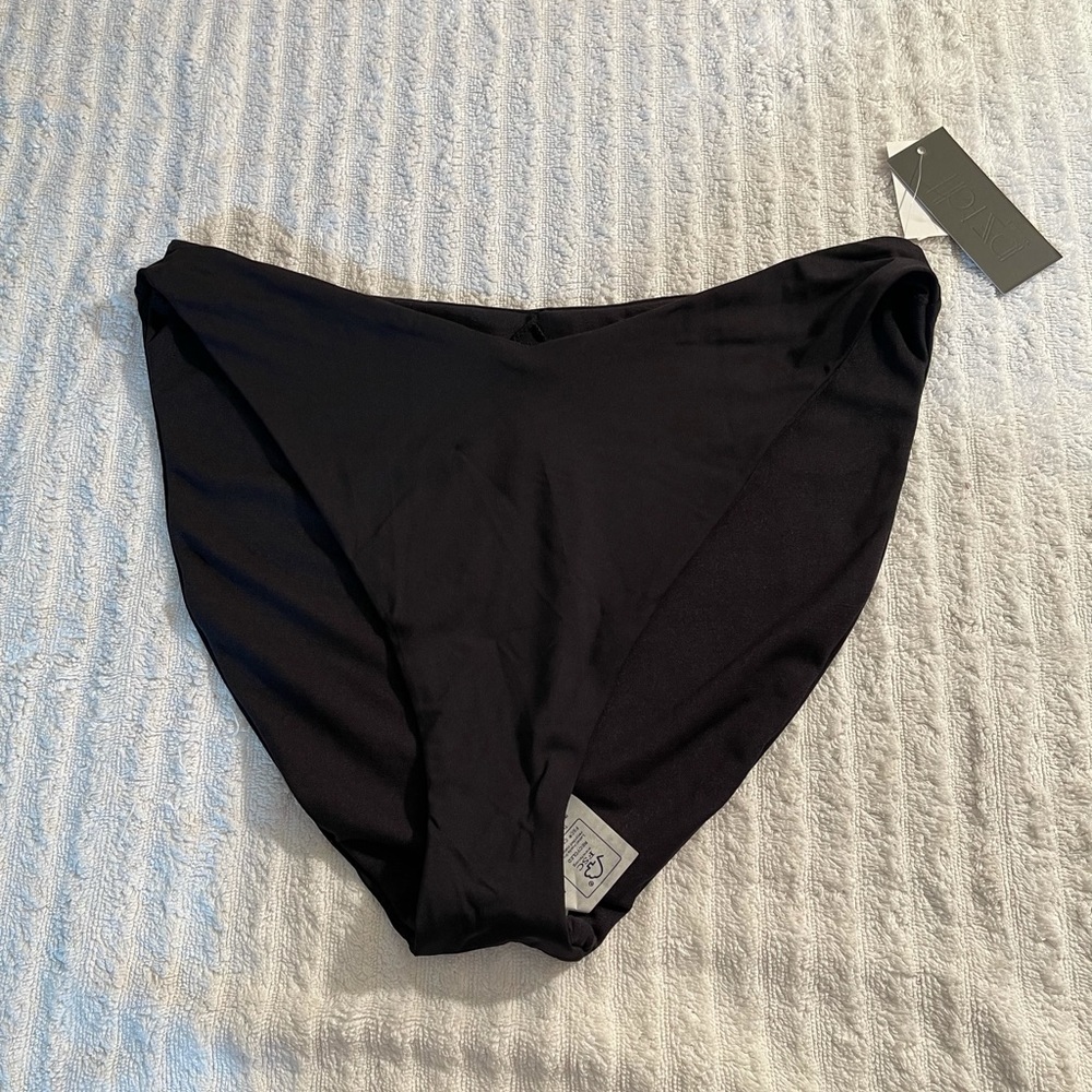 NWT High Waisted high leg bottom with scooped waist B5-13